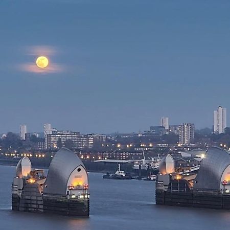 Large Double Room Overlooking The Thames Λονδίνο Εξωτερικό φωτογραφία
