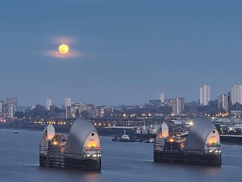 Large Double Room Overlooking The Thames Λονδίνο Εξωτερικό φωτογραφία